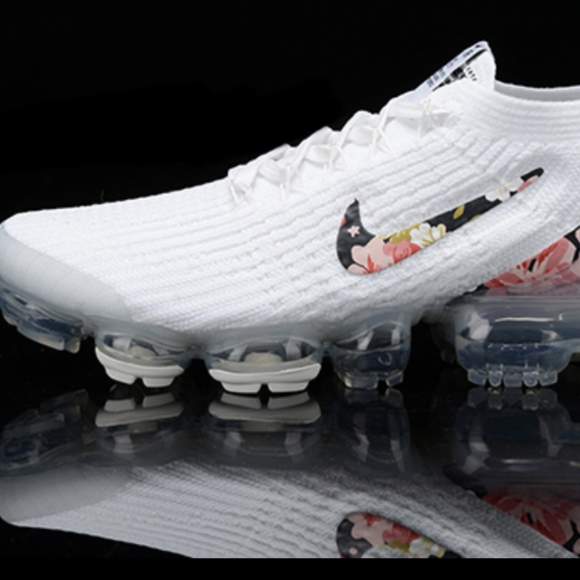 Women Nike air vapormax white sneakers - Picture 7 of 8
